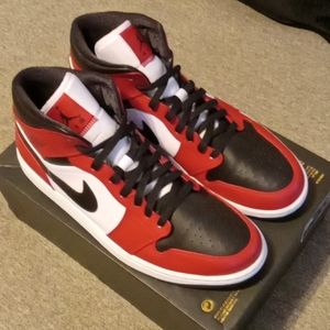 Jordan 1 Chicago black toes